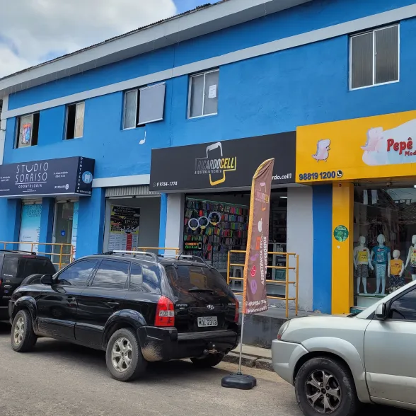 Parte da fachada da Galeria Palmira e algumas de suas lojas.